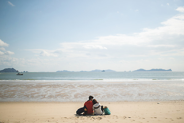 포토 JPG 주간 커플 응시 여자 남자 바다 커플라이프 섬 여행 배낭 사람 앉기 상반신 성인 야외 두명 뒷모습 30대 기댐 다정 한국인 인천 성인만 옹진군 국내포토 자연요소 라이프스타일 시선 뷰포인트 컨셉 가방 관계 모션 한국 동양인 장년 파일형식