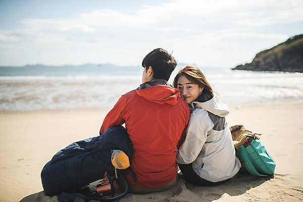 포토 JPG 주간 커플 응시 여자 남자 바다 커플라이프 섬 여행 배낭 미소 사람 앉기 상반신 성인 야외 두명 뒷모습 30대 기댐 다정 한국인 뒤돌아보기 인천 성인만 옹진군 국내포토 자연요소 라이프스타일 시선 뷰포인트 컨셉 가방 관계 모션 한국 표정 동양인 장년 파일형식