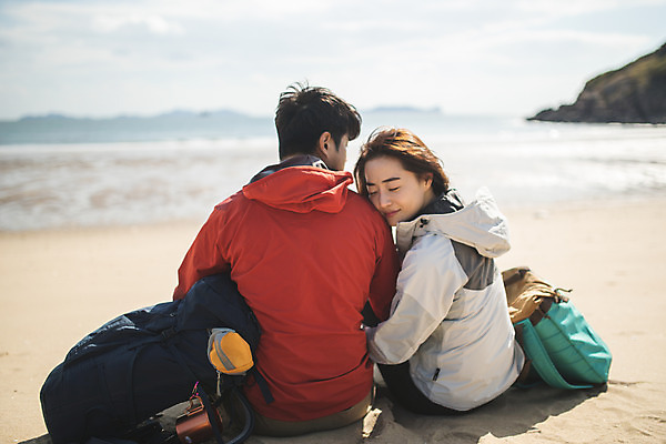 포토 JPG 주간 커플 응시 여자 남자 바다 커플라이프 섬 여행 배낭 사람 앉기 상반신 성인 야외 두명 뒷모습 30대 눈감음 기댐 다정 한국인 인천 성인만 옹진군 국내포토 자연요소 라이프스타일 시선 뷰포인트 컨셉 가방 관계 모션 한국 동양인 장년 파일형식 잡화 아시아 인종 생활 나라
