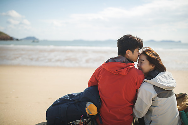 포토 JPG 주간 커플 응시 여자 남자 커플라이프 섬 여행 배낭 키스 사람 앉기 상반신 성인 야외 두명 뒷모습 30대 눈감음 기댐 다정 한국인 인천 성인만 옹진군 국내포토 자연요소 라이프스타일 시선 뷰포인트 컨셉 가방 관계 모션 한국 동양인 장년 애정표현 파일형식