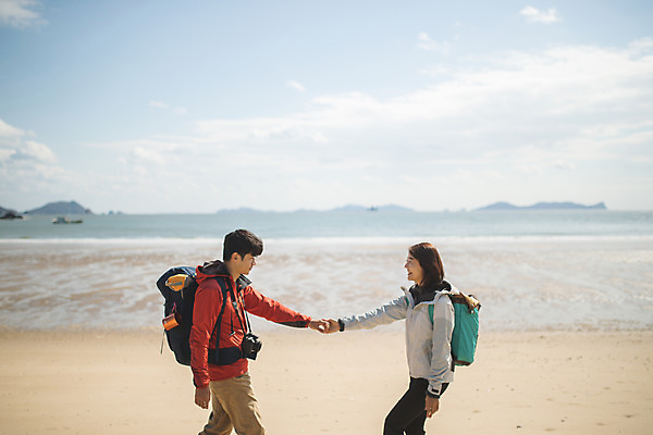 포토 JPG 주간 커플 여자 남자 바다 커플라이프 섬 여행 배낭 서기 미소 사람 상반신 성인 야외 두명 옆모습 30대 마주보기 카메라 손잡기 다정 한국인 인천 놀기 성인만 옹진군 국내포토 자연요소 라이프스타일 뷰포인트 컨셉 가방 관계 모션 한국 표정 동양인 장년 전자제품 파일형식