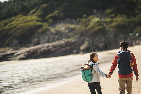 포토 JPG 주간 커플 응시 여자 남자 바다 커플라이프 섬 여행 배낭 사람 동양인 상반신 성인 야외 두명 뒷모습 30대 마주보기 걷기 손잡기 다정 한국인 인천 성인만 옹진군 국내포토 자연요소 라이프스타일 시선 뷰포인트 컨셉 가방 관계 모션 한국 인종 장년 파일형식