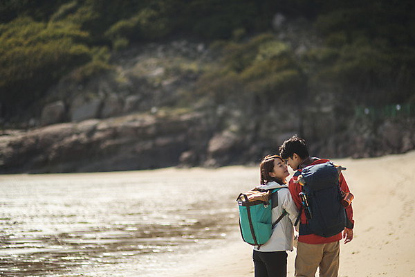 포토 JPG 주간 커플 응시 여자 남자 바다 커플라이프 섬 여행 배낭 키스 사람 상반신 성인 야외 두명 뒷모습 30대 걷기 눈감음 손잡기 다정 한국인 인천 성인만 옹진군 국내포토 자연요소 라이프스타일 시선 뷰포인트 컨셉 가방 관계 모션 한국 동양인 장년 애정표현 파일형식