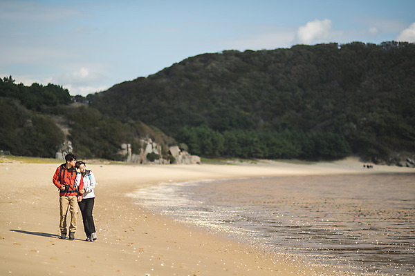 포토 JPG 주간 전신 커플 응시 여자 남자 바다 커플라이프 섬 여행 배낭 사람 성인 야외 두명 앞모습 30대 걷기 손잡기 기댐 다정 한국인 인천 성인만 옹진군 국내포토 자연요소 라이프스타일 시선 뷰포인트 컨셉 가방 관계 모션 한국 동양인 장년 파일형식