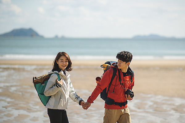 포토 JPG 주간 커플 응시 여자 남자 바다 커플라이프 섬 여행 배낭 미소 사람 상반신 성인 야외 두명 옆모습 30대 걷기 손잡기 다정 한국인 인천 성인만 옹진군 국내포토 자연요소 라이프스타일 시선 뷰포인트 컨셉 가방 관계 모션 한국 표정 동양인 장년 파일형식