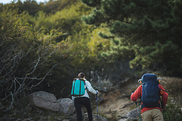 포토 JPG 주간 커플 여자 남자 커플라이프 여행 배낭 산 사람 상반신 성인 야외 두명 뒷모습 30대 걷기 다정 등산 트래킹 한국인 오르기 인천 성인만 옹진군 국내포토 자연요소 라이프스타일 뷰포인트 컨셉 가방 관계 모션 레저 한국 동양인 장년 파일형식