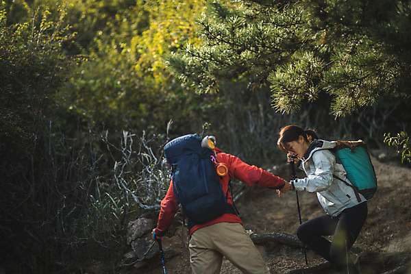 포토 JPG 주간 커플 여자 남자 커플라이프 여행 배낭 산 사람 상반신 성인 야외 두명 뒷모습 30대 걷기 손잡기 다정 등산 트래킹 한국인 오르기 인천 성인만 옹진군 국내포토 자연요소 라이프스타일 뷰포인트 컨셉 가방 관계 모션 레저 한국 동양인 장년 파일형식