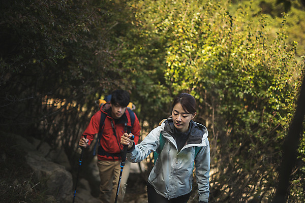 포토 JPG 주간 커플 여자 남자 커플라이프 여행 배낭 산 사람 상반신 성인 야외 두명 앞모습 30대 하이앵글 걷기 다정 등산 트래킹 한국인 오르기 인천 성인만 옹진군 국내포토 자연요소 라이프스타일 뷰포인트 컨셉 가방 관계 모션 레저 한국 동양인 장년 파일형식