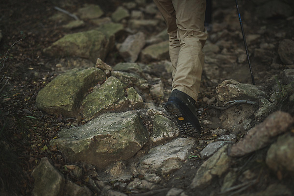 포토 JPG 주간 남자 여행 신발 발 산 한명 사람 성인 야외 뒷모습 30대 등산 트래킹 한국인 하반신 오르기 인천 성인남자한명만 옹진군 국내포토 자연요소 1 뷰포인트 모션 레저 한국 동양인 신체부위 장년 남자한명만 성인남자만 파일형식