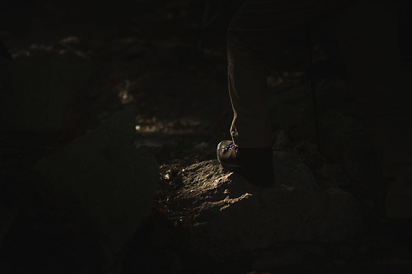 포토 JPG 남자 여행 신발 산 한명 사람 성인 야외 뒷모습 30대 빛 등산 트래킹 한국인 야간 오르기 인천 성인남자한명만 옹진군 국내포토 자연요소 1 뷰포인트 모션 레저 한국 동양인 장년 남자한명만 성인남자만 파일형식