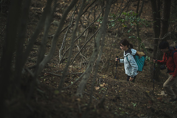 포토 JPG 주간 전신 커플 여자 남자 커플라이프 섬 여행 배낭 산 사람 상반신 성인 야외 두명 옆모습 30대 걷기 다정 등산 트래킹 한국인 오르기 인천 성인만 옹진군 국내포토 자연요소 라이프스타일 뷰포인트 컨셉 가방 관계 모션 레저 한국 동양인 장년 파일형식