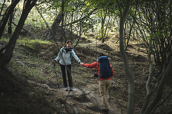 포토 JPG 주간 전신 커플 여자 남자 커플라이프 섬 여행 배낭 산 미소 사람 성인 야외 두명 앞모습 뒷모습 30대 걷기 손잡기 다정 등산 트래킹 한국인 오르기 인천 성인만 옹진군 국내포토 자연요소 라이프스타일 뷰포인트 컨셉 가방 관계 모션 레저 한국 표정 동양인 장년 파일형식