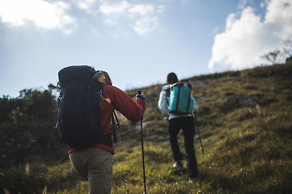 포토 JPG 주간 전신 커플 여자 남자 커플라이프 섬 여행 배낭 산 사람 성인 야외 두명 뒷모습 30대 걷기 다정 등산 트래킹 한국인 오르기 인천 성인만 옹진군 국내포토 자연요소 라이프스타일 뷰포인트 컨셉 가방 관계 모션 레저 한국 동양인 장년 파일형식