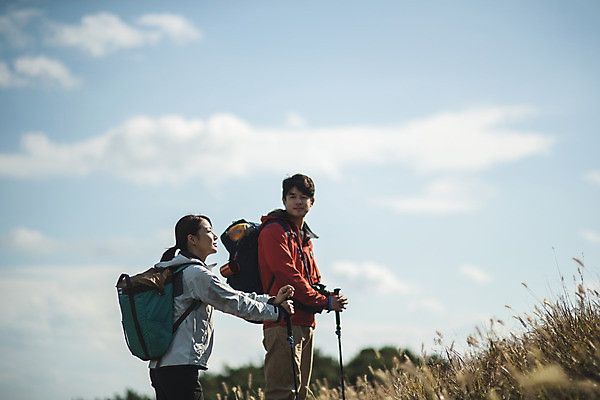 포토 JPG 주간 커플 응시 여자 남자 커플라이프 섬 여행 배낭 하늘 산 서기 사람 동양인 상반신 성인 야외 두명 옆모습 30대 다정 등산 트래킹 한국인 인천 성인만 옹진군 국내포토 자연요소 라이프스타일 시선 뷰포인트 컨셉 가방 관계 모션 레저 한국 인종 장년 파일형식