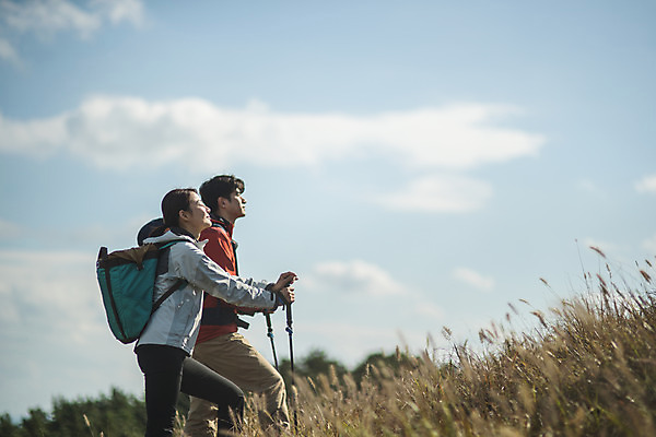 포토 JPG 주간 커플 응시 여자 남자 커플라이프 섬 여행 배낭 하늘 산 서기 사람 상반신 성인 야외 두명 옆모습 30대 눈감음 다정 등산 트래킹 한국인 인천 성인만 옹진군 국내포토 자연요소 라이프스타일 시선 뷰포인트 컨셉 가방 관계 모션 레저 한국 동양인 장년 파일형식