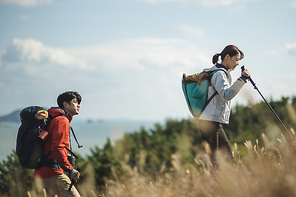 포토 JPG 주간 커플 여자 남자 커플라이프 섬 여행 배낭 산 사람 상반신 성인 야외 두명 옆모습 30대 걷기 다정 등산 트래킹 한국인 오르기 인천 성인만 옹진군 국내포토 자연요소 라이프스타일 뷰포인트 컨셉 가방 관계 모션 레저 한국 동양인 장년 파일형식