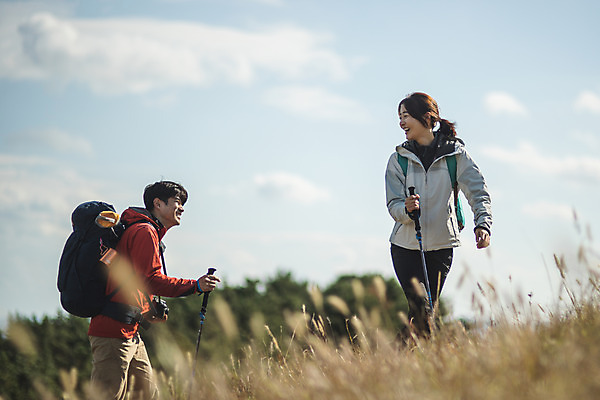 포토 JPG 주간 커플 여자 남자 커플라이프 섬 여행 배낭 산 미소 사람 상반신 성인 야외 두명 앞모습 옆모습 30대 걷기 다정 등산 트래킹 한국인 오르기 인천 성인만 옹진군 국내포토 자연요소 라이프스타일 뷰포인트 컨셉 가방 관계 모션 레저 한국 표정 동양인 장년 파일형식