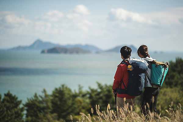 포토 JPG 주간 커플 응시 여자 남자 커플라이프 섬 여행 배낭 산 사람 풍경 상반신 성인 야외 두명 뒷모습 30대 기댐 다정 등산 트래킹 한국인 인천 성인만 옹진군 국내포토 자연요소 라이프스타일 시선 뷰포인트 컨셉 가방 관계 모션 레저 한국 동양인 장년 파일형식