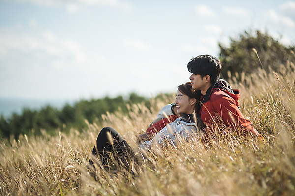 포토 JPG 주간 전신 커플 응시 여자 남자 커플라이프 섬 여행 산 미소 사람 앉기 풍경 성인 야외 두명 옆모습 30대 기댐 다정 트래킹 한국인 인천 성인만 옹진군 국내포토 자연요소 라이프스타일 시선 뷰포인트 컨셉 관계 모션 레저 한국 표정 동양인 장년 파일형식