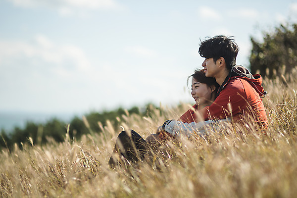 포토 JPG 주간 전신 커플 응시 여자 남자 커플라이프 섬 여행 안기 산 미소 사람 앉기 풍경 성인 야외 두명 옆모습 30대 다정 트래킹 한국인 인천 성인만 옹진군 국내포토 자연요소 라이프스타일 시선 뷰포인트 컨셉 관계 모션 레저 한국 표정 동양인 장년 파일형식