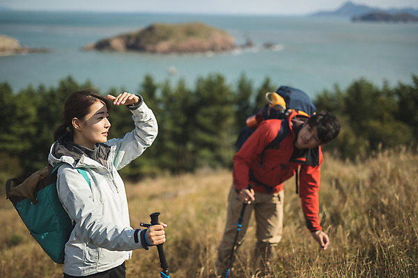 포토 JPG 주간 커플 응시 여자 남자 커플라이프 섬 여행 배낭 산 서기 사람 상반신 성인 야외 두명 옆모습 30대 손들기 다정 트래킹 한국인 인천 성인만 옹진군 국내포토 자연요소 라이프스타일 시선 뷰포인트 컨셉 가방 관계 모션 레저 한국 동양인 장년 파일형식