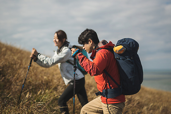포토 JPG 주간 커플 여자 남자 커플라이프 섬 여행 배낭 산 서기 사람 상반신 성인 야외 두명 옆모습 30대 다정 등산 트래킹 한국인 인천 성인만 옹진군 국내포토 자연요소 라이프스타일 뷰포인트 컨셉 가방 관계 모션 레저 한국 동양인 장년 파일형식