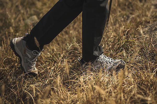 포토 JPG 주간 여자 섬 여행 운동화 발 산 한명 사람 성인 야외 옆모습 신체부위 30대 걷기 트래킹 한국인 하반신 풀 인천 성인여자한명만 옹진군 국내포토 자연요소 식물 1 뷰포인트 신발 모션 레저 한국 동양인 장년 여자한명만 성인여자만 파일형식