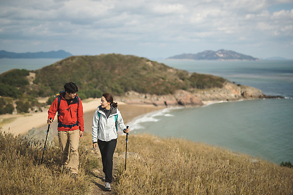 포토 JPG 주간 전신 커플 응시 여자 남자 바다 커플라이프 섬 여행 배낭 산 사람 성인 야외 두명 앞모습 30대 마주보기 걷기 다정 등산 트래킹 한국인 오르기 인천 성인만 옹진군 국내포토 자연요소 라이프스타일 시선 뷰포인트 컨셉 가방 관계 모션 레저 한국 동양인 장년 파일형식