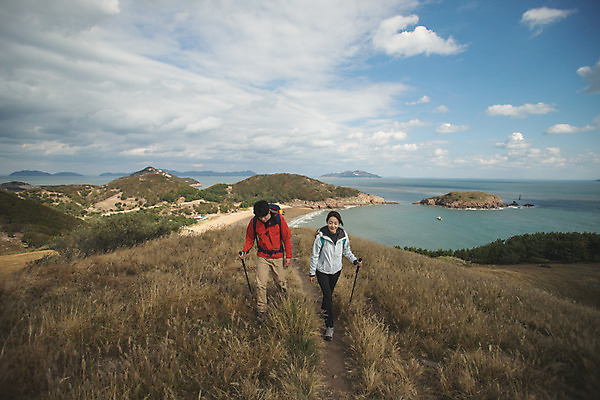 포토 JPG 주간 전신 커플 여자 남자 바다 커플라이프 섬 여행 배낭 산 사람 성인 야외 두명 앞모습 30대 마주보기 걷기 다정 등산 트래킹 한국인 오르기 인천 성인만 옹진군 국내포토 자연요소 라이프스타일 뷰포인트 컨셉 가방 관계 모션 레저 한국 동양인 장년 파일형식