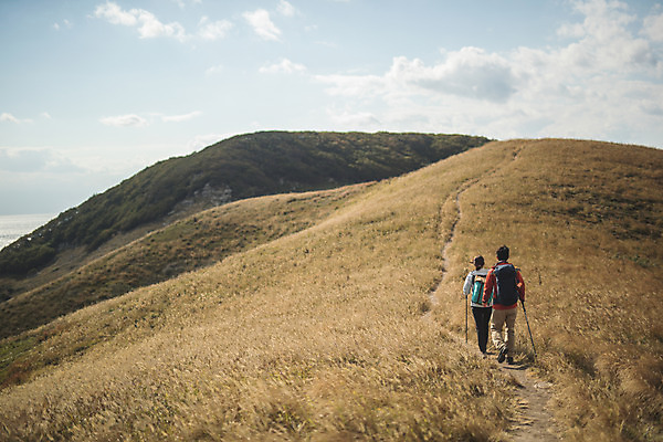 포토 JPG 주간 전신 커플 여자 남자 커플라이프 섬 여행 배낭 산 사람 성인 야외 두명 뒷모습 30대 걷기 다정 등산 트래킹 한국인 오르기 인천 성인만 옹진군 국내포토 자연요소 라이프스타일 뷰포인트 컨셉 가방 관계 모션 레저 한국 동양인 장년 파일형식
