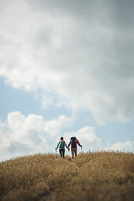 포토 JPG 주간 전신 구름 커플 여자 남자 로우앵글 커플라이프 섬 여행 배낭 하늘 산 사람 성인 야외 두명 뒷모습 30대 걷기 손잡기 다정 등산 트래킹 한국인 오르기 인천 성인만 옹진군 국내포토 자연요소 라이프스타일 뷰포인트 컨셉 가방 관계 모션 레저 한국 동양인 장년 파일형식