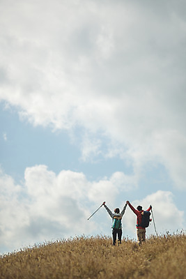 포토 JPG 주간 전신 커플 여자 남자 커플라이프 섬 여행 배낭 하늘 산 서기 사람 상반신 성인 야외 두명 뒷모습 30대 손들기 손잡기 다정 등산 트래킹 만세 한국인 인천 성인만 옹진군 국내포토 자연요소 라이프스타일 뷰포인트 컨셉 가방 관계 모션 레저 한국 동양인 장년 파일형식
