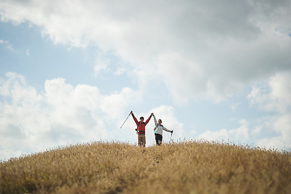 포토 JPG 주간 전신 커플 여자 남자 커플라이프 섬 여행 배낭 하늘 산 서기 미소 사람 상반신 성인 야외 두명 앞모습 30대 손들기 손잡기 다정 등산 트래킹 만세 한국인 인천 성인만 옹진군 국내포토 자연요소 라이프스타일 뷰포인트 컨셉 가방 관계 모션 레저 한국 표정 동양인 장년 파일형식