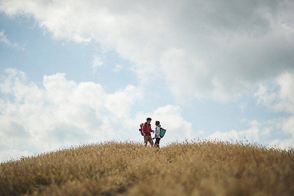 포토 JPG 주간 전신 커플 응시 여자 남자 커플라이프 섬 여행 배낭 하늘 산 서기 사람 상반신 성인 야외 두명 옆모습 30대 마주보기 다정 등산 트래킹 한국인 인천 성인만 옹진군 국내포토 자연요소 라이프스타일 시선 뷰포인트 컨셉 가방 관계 모션 레저 한국 동양인 장년 파일형식