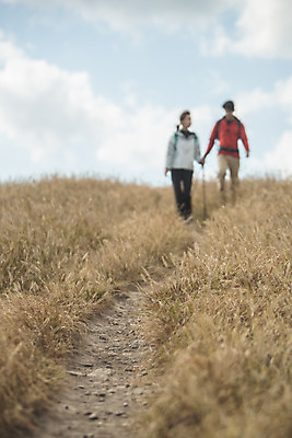 포토 JPG 주간 전신 커플 여자 남자 커플라이프 섬 여행 배낭 하늘 산 사람 성인 야외 두명 앞모습 아웃포커스 30대 걷기 다정 등산 트래킹 한국인 인천 성인만 옹진군 국내포토 자연요소 라이프스타일 뷰포인트 컨셉 가방 관계 모션 레저 한국 촬영기법 동양인 장년 파일형식