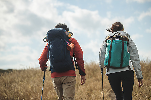 포토 JPG 주간 커플 여자 남자 커플라이프 섬 여행 배낭 산 서기 사람 상반신 성인 야외 두명 뒷모습 30대 다정 등산 트래킹 한국인 오르기 인천 성인만 옹진군 국내포토 자연요소 라이프스타일 뷰포인트 컨셉 가방 관계 모션 레저 한국 동양인 장년 파일형식