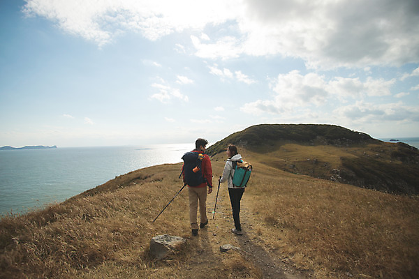 포토 JPG 주간 전신 커플 응시 여자 남자 커플라이프 섬 여행 배낭 하늘 산 서기 미소 사람 성인 야외 두명 뒷모습 30대 마주보기 다정 트래킹 한국인 인천 성인만 옹진군 국내포토 자연요소 라이프스타일 시선 뷰포인트 컨셉 가방 관계 모션 레저 한국 표정 동양인 장년 파일형식