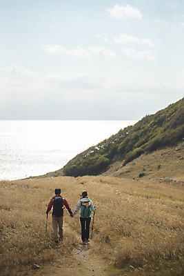 포토 JPG 주간 전신 커플 여자 남자 커플라이프 섬 여행 배낭 하늘 산 사람 성인 야외 두명 뒷모습 30대 걷기 손잡기 다정 등산 트래킹 한국인 인천 성인만 옹진군 국내포토 자연요소 라이프스타일 뷰포인트 컨셉 가방 관계 모션 레저 한국 동양인 장년 파일형식