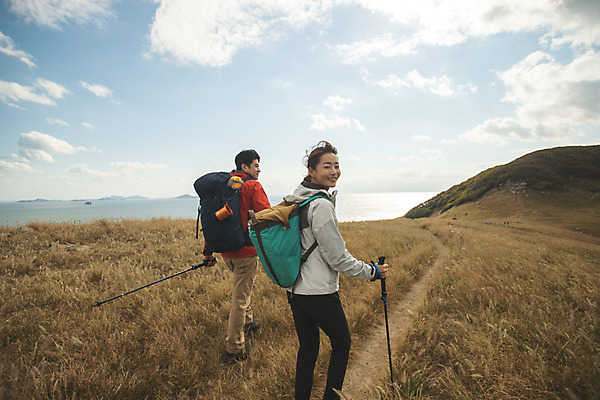 포토 JPG 주간 전신 커플 여자 남자 커플라이프 섬 여행 배낭 하늘 산 미소 사람 성인 야외 두명 뒷모습 30대 걷기 손잡기 다정 등산 트래킹 한국인 뒤돌아보기 인천 성인만 옹진군 국내포토 자연요소 라이프스타일 뷰포인트 컨셉 가방 관계 모션 레저 한국 표정 동양인 장년 파일형식