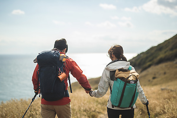 포토 JPG 주간 커플 여자 남자 커플라이프 섬 여행 배낭 하늘 산 사람 상반신 성인 야외 두명 뒷모습 30대 걷기 손잡기 다정 등산 트래킹 한국인 인천 성인만 옹진군 국내포토 자연요소 라이프스타일 뷰포인트 컨셉 가방 관계 모션 레저 한국 동양인 장년 파일형식