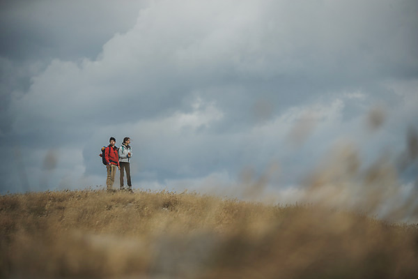 포토 JPG 주간 전신 커플 응시 여자 남자 커플라이프 섬 여행 배낭 하늘 산 서기 사람 성인 야외 두명 옆모습 30대 다정 등산 트래킹 한국인 인천 성인만 옹진군 국내포토 자연요소 라이프스타일 시선 뷰포인트 컨셉 가방 관계 모션 레저 한국 동양인 장년 파일형식