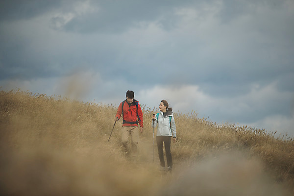 포토 JPG 주간 전신 커플 여자 남자 커플라이프 섬 여행 배낭 하늘 산 사람 성인 야외 두명 앞모습 30대 걷기 다정 등산 트래킹 한국인 인천 성인만 옹진군 국내포토 자연요소 라이프스타일 뷰포인트 컨셉 가방 관계 모션 레저 한국 동양인 장년 파일형식
