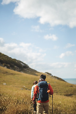 포토 JPG 주간 커플 여자 남자 커플라이프 섬 여행 배낭 하늘 산 사람 상반신 성인 야외 두명 뒷모습 30대 걷기 다정 등산 트래킹 한국인 인천 성인만 옹진군 국내포토 자연요소 라이프스타일 뷰포인트 컨셉 가방 관계 모션 레저 한국 동양인 장년 파일형식
