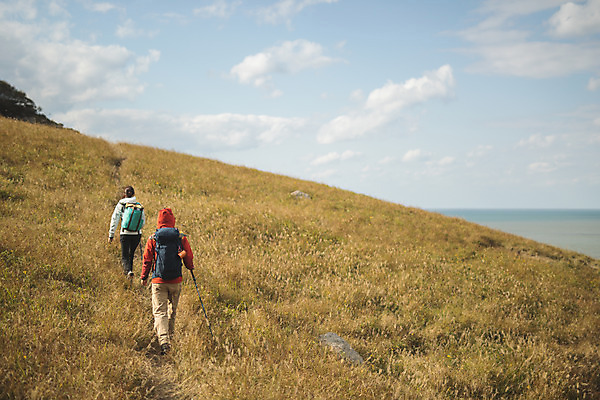 포토 JPG 주간 전신 커플 여자 남자 커플라이프 섬 여행 배낭 산 사람 성인 야외 두명 뒷모습 30대 걷기 다정 등산 트래킹 한국인 오르기 인천 성인만 옹진군 국내포토 자연요소 라이프스타일 뷰포인트 컨셉 가방 관계 모션 레저 한국 동양인 장년 파일형식