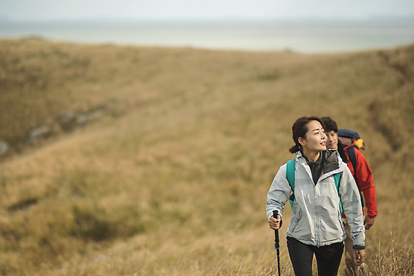 포토 JPG 주간 커플 응시 여자 남자 커플라이프 섬 여행 배낭 산 사람 상반신 성인 야외 두명 앞모습 30대 걷기 다정 등산 트래킹 한국인 오르기 인천 성인만 옹진군 국내포토 자연요소 라이프스타일 시선 뷰포인트 컨셉 가방 관계 모션 레저 한국 동양인 장년 파일형식