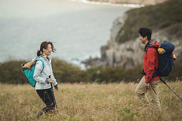 포토 JPG 주간 커플 응시 여자 남자 바다 커플라이프 섬 여행 배낭 산 서기 미소 사람 상반신 성인 야외 두명 옆모습 30대 마주보기 다정 등산 트래킹 한국인 인천 성인만 옹진군 국내포토 자연요소 라이프스타일 시선 뷰포인트 컨셉 가방 관계 모션 레저 한국 표정 동양인 장년 파일형식