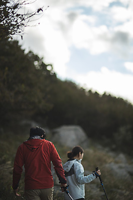 포토 JPG 주간 커플 여자 남자 커플라이프 섬 여행 산 사람 상반신 성인 야외 두명 뒷모습 아웃포커스 30대 걷기 다정 등산 트래킹 한국인 인천 성인만 옹진군 국내포토 자연요소 라이프스타일 뷰포인트 컨셉 관계 모션 레저 한국 촬영기법 동양인 장년 파일형식