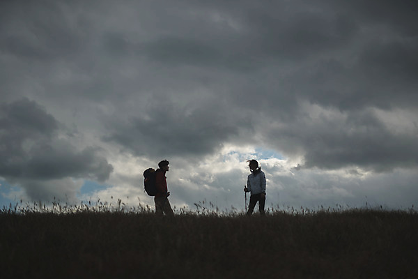 포토 JPG 주간 커플 응시 여자 남자 커플라이프 섬 여행 배낭 산 서기 사람 상반신 성인 야외 두명 옆모습 30대 마주보기 다정 등산 트래킹 한국인 인천 성인만 옹진군 국내포토 자연요소 라이프스타일 시선 뷰포인트 컨셉 가방 관계 모션 레저 한국 동양인 장년 파일형식