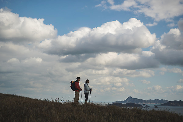 포토 JPG 주간 전신 구름 커플 응시 여자 남자 커플라이프 섬 여행 배낭 하늘 산 서기 사람 풍경 성인 야외 두명 옆모습 30대 다정 등산 트래킹 한국인 인천 성인만 옹진군 국내포토 자연요소 라이프스타일 시선 뷰포인트 컨셉 가방 관계 모션 레저 한국 동양인 장년 파일형식