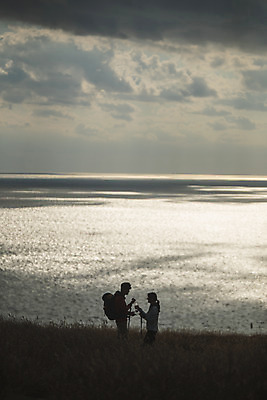 포토 JPG 주간 전신 구름 커플 응시 여자 남자 바다 커플라이프 섬 여행 배낭 하늘 산 서기 사람 성인 야외 두명 옆모습 물 30대 다정 등산 트래킹 한국인 인천 물마시기 성인만 옹진군 국내포토 자연요소 라이프스타일 시선 뷰포인트 컨셉 가방 관계 모션 레저 한국 동양인 장년 마시기 파일형식